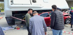 Halk otobüsü otomobilin üzerine devrildi Çok sayıda yaralı var