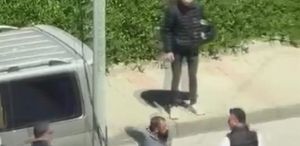Tartıştığı kadını sokak ortasında yumrukladı, müdahale edenlere tepki gösterdi