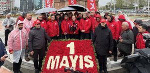 DİSK heyeti, Taksim Meydanı’na çelenk bıraktı