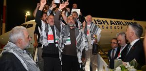 İsrail’in alıkoyduğu Küresel Sumud Filosu aktivistlerini taşıyan uçak İstanbul’a iniş yaptı