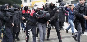 İstanbul Valiliği, 1 Mayıs gösterilerinde 575 kişinin gözaltına alındığını duyurdu.