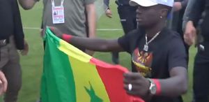 Amedspor’un yıldızının açtığı bayrağı gören polis hemen müdahale etti