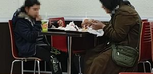 Anne ve kızına ayrımcılık yapan hamburgerciye çifte şok
