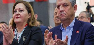 Burcu Köksal, CHP lideri Özgür Özel’in kendisine gönderdiği mesajları paylaştı