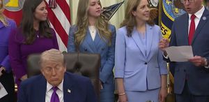 Trump, Oval Ofis’teki etkinlik sırasında uyukladı