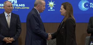 Afyonkarahisar Belediye Başkanı Burcu Köksal, AK Parti’de Rozetini Cumhurbaşkanı Erdoğan taktı