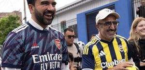 Hamdi Ulukaya Fenerbahçe forması giydi, New York sokaklarında top oynadı