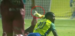 Genç futbolcunun bacağı kırıldı O anlar kamerada