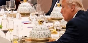 Şi masadan kalktı, Trump dayanamayıp gizlice defterini karıştırdı