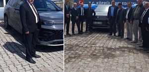 Belediye binası önünde “makam aracı“ pozu