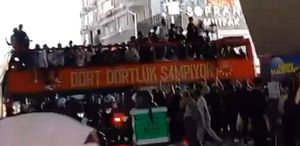 Galatasaray’ın takım otobüsü geçerken bir anda bağırmaya başladı: Hırsızlar, hırsızlık kutlanamaz