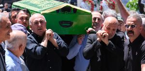 Mevlüt Çavuşoğlu, kardeşinin tabutuna omuz verdi