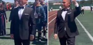 Atatürk’e benzeyen kişiye resmi törende halkı selamlattılar