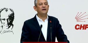 Özgür Özel açıklamalarda bulunuyor