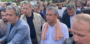CHP Genel Merkezi’nden ayrılan Özgür Özel TBMM’ye yürüyor