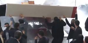 CHP Genel Merkezi’nin içi savaş alanına döndü Göz gözü görmüyor