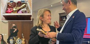 Özgür Özel, genel başkanlık mührünü Süreyya Öneş Derici’ye emanet etti