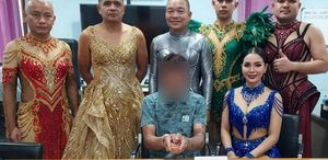 Tayland polisi operasyon için pullu kostüm giyip makyaj yaptı
