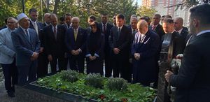 Bahçeli, Türkeş’in mezarını ziyaret etti “Bayram mesajı“ yanıtı dikkat çekti