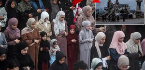 Gazze’de bayram namazı yıkılan camilerin enkazında kılındı