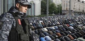 Rusya’da bayram namazında Müslümanlar camilere sığmadı