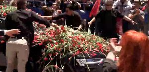 Kemal Kılıçdaroğlu, CHP Genel Merkezi’nde karanfillerle karşılandı
