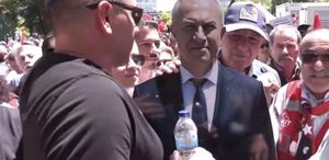 Özgür Özel’in mitingine katılamayan CHP’li belediye başkanı, kendi maketini yolladı