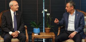 CHP’de olağanüstü kurultay için süreç başladı Özgür Özel: İlk imzalar atıldı