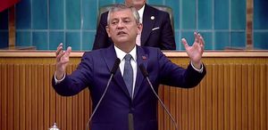 Özgür Özel, salonda “Hain Kemal“ sloganı atanları böyle susturdu
