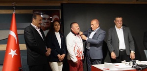 Gürsel Tekin, CHP’ye geri dönen partililere rozet taktı