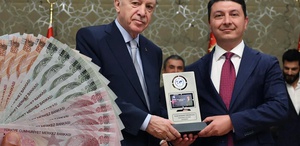 “Yılın ekonomi yorumcusu“ ödülünü alan isim, en düşük emekli maaşı için rakam verdi