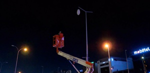 Motosiklet aydınlatma direğine çarptı 2 kişi hayatını kaybetti