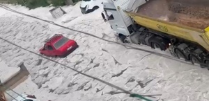 Başkenti sağanak ve dolu vurdu, yaşam durma noktasında geldi