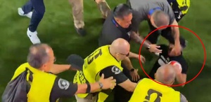 Sahaya girmeye kalktı, güvenlikler bir anda üzerine çullandı