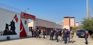 Cezaevi önünde 2 kişiyi yaralayıp otomobil gasbeden şüphelilerin yakalanma anı kamerada
