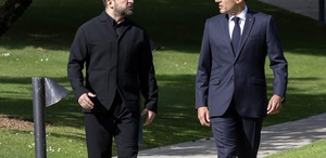 Mikrofonları açık unutan iki lider, Trump’ın dedikodusunu yaparken yakalandı