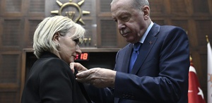 CHP’den istifa eden İstanbul Milletvekili Nimet Özdemir, AK Parti’ye katıldı.