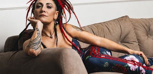 Rock müziğin asi kızı Özlem Tekin yıllar sonra kameraya yakalandı
