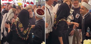 Ünlü modacının cenazesinde kadınlar da saf tutmak isteyince ortalık karıştı