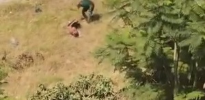 Sulama kanalına giren oğlunu kemerle dövdü
