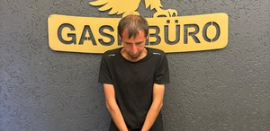 Zorla aracına bindiği kadını istediği yere götürtüp, para ve kolyesini aldı