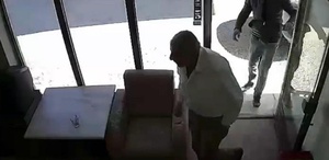 İsteği reddedilince dükkanı basıp komşularına dehşeti yaşattı