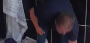 Parkta tartışan çocuğu kazmayla dövdü