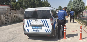 Kendisini ayağından vuran saldırgana taş atarak karşılık verdi
