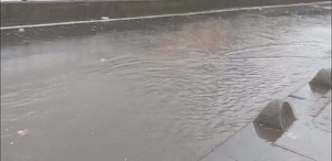 İstanbul’a beklenen yağış başladı, yollar dakikalar içinde göle döndü