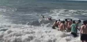 Zonguldak’ta yasağa rağmen denize girenleri “insan zinciri“ kurtardı