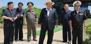 Kim, 5 bin tonluk destroyerdeki silahların testini izledi