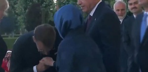 Fransa Cumhurbaşkanı Macron, Emine Erdoğan’ın elini öpmeye çalıştı