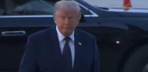 Trump, mehter marşını “OK“ işaretiyle onayladı