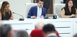 Tarihi zirve sırasında tatilde olduğu iddia edilen belediye başkanı sessizliğini bozdu